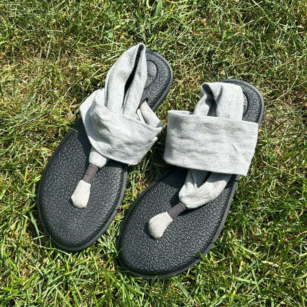Women’s Sanuk Grey yoga Sandals Size 7